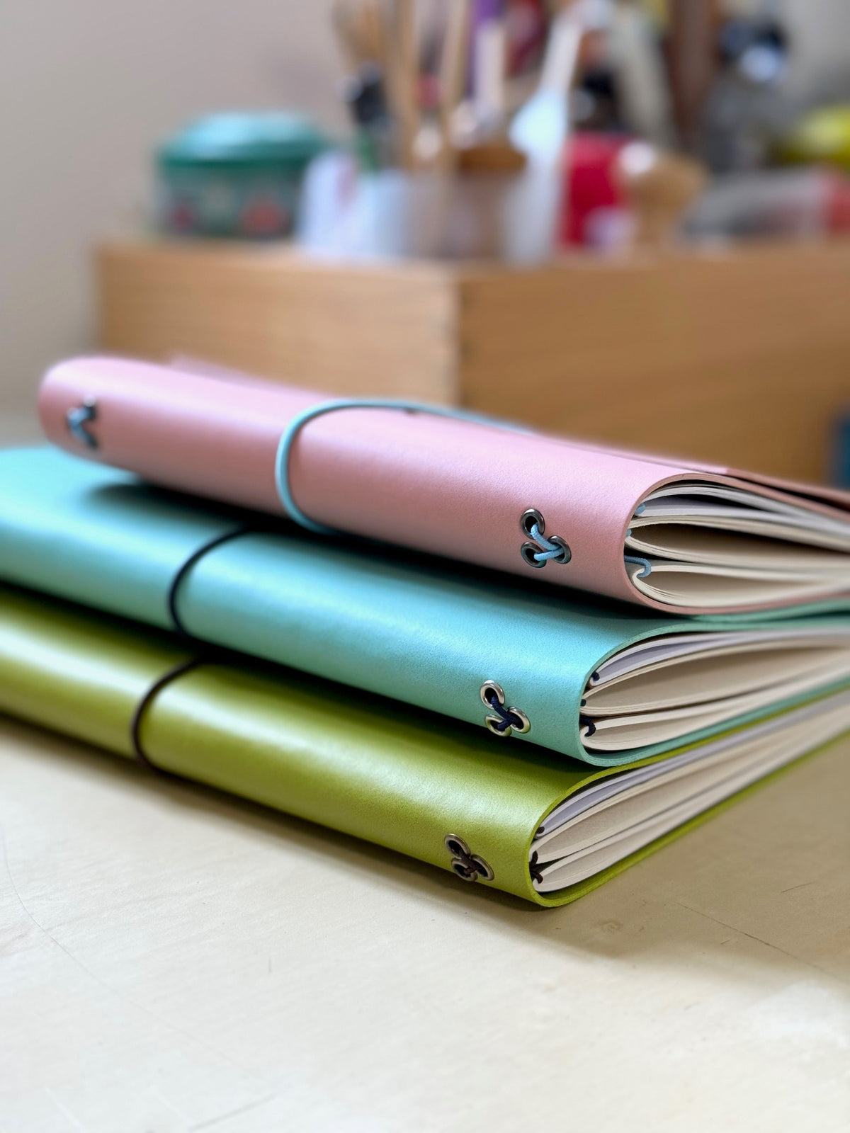 Collection de carnets rechargeables faits main en matière végétale à base de pomme