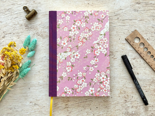 Agenda perpétuel format A5 avec sa couverture en papier japonaise Fleurs de cerisier motifs roses