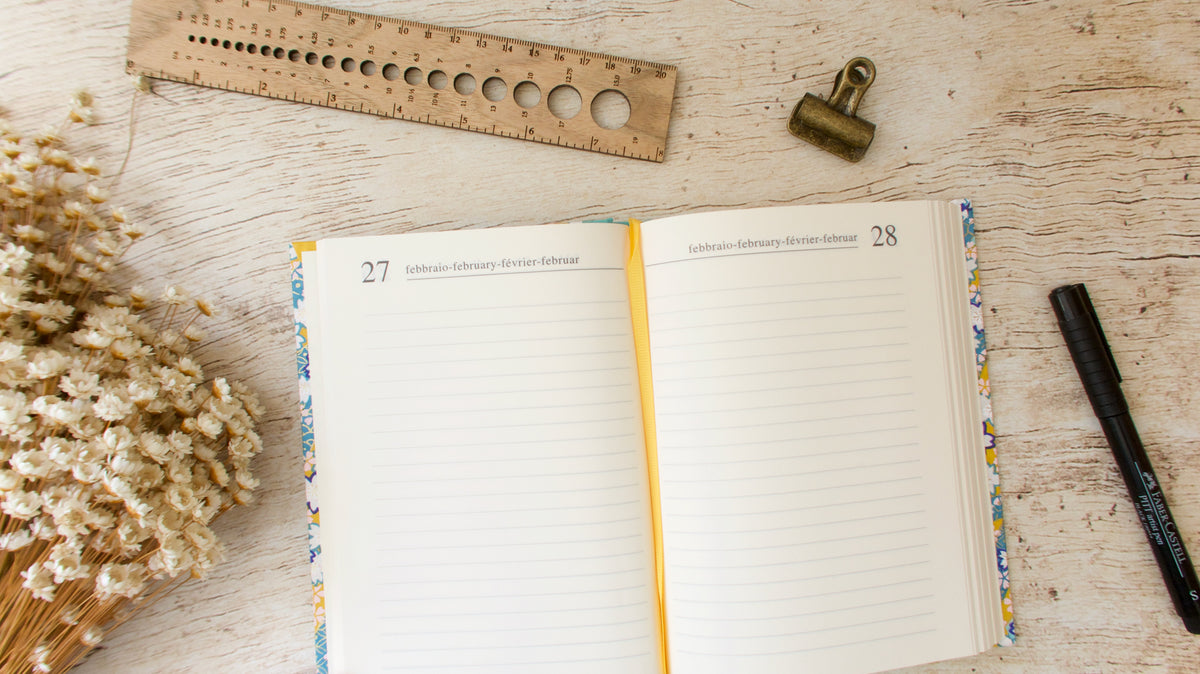 Vue intérieure des pages non datées de l'agenda perpétuel avec son marque pages