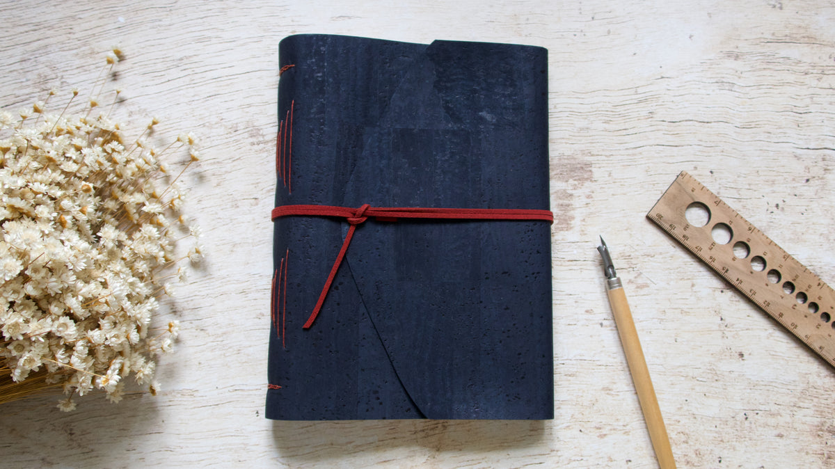 Carnet d'écriture relié à la main format A5 couverture en liège Bleu marine