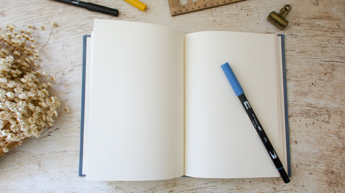 Pages intérieures à points pour bullet journal