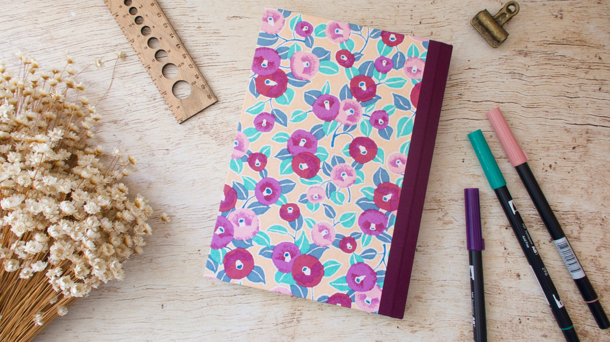 Bullet journal A5 fait main – carnet à points – Camélias saumon violet