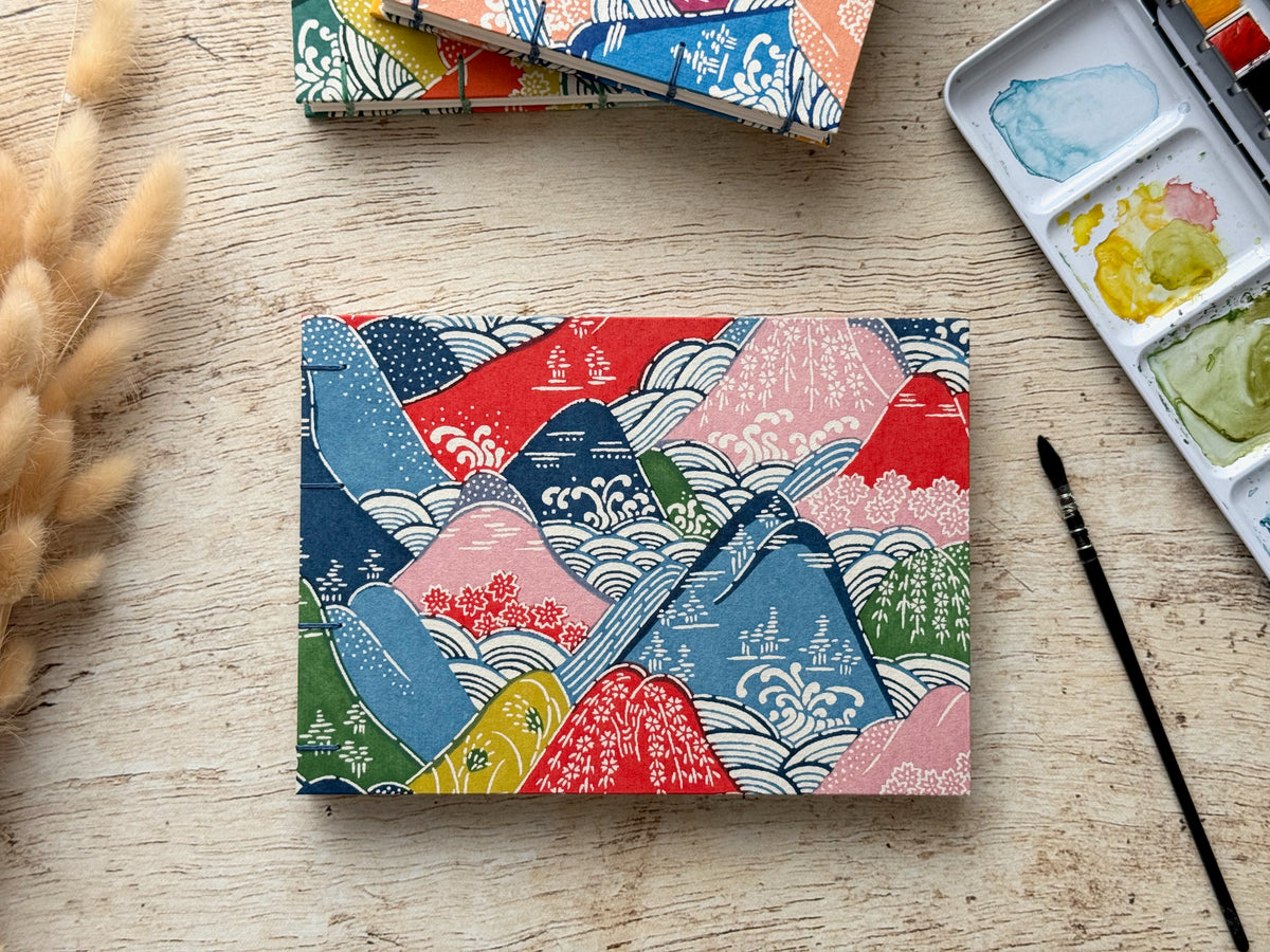 Carnet d'aquarelle découverte 5 papiers avec sa couverture en papier japonais et sa reliure copte