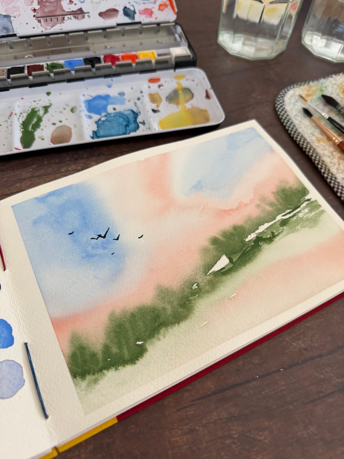Utilisation d'un carnet d'aquarelle reliure copte fait main pour peindre