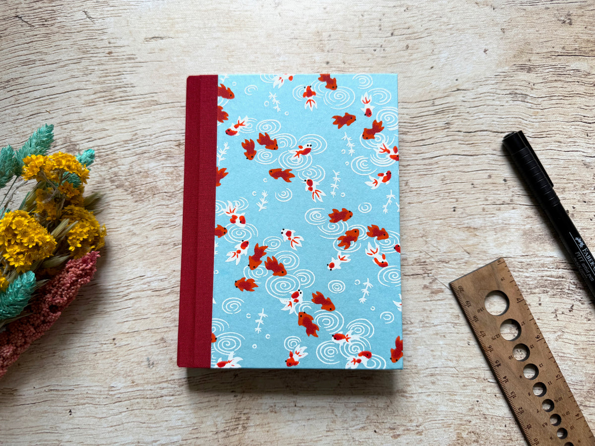 Carnet de notes personnalisable avec couverture en papier japonais motifs carpes rouges et blanches sur fond bleu