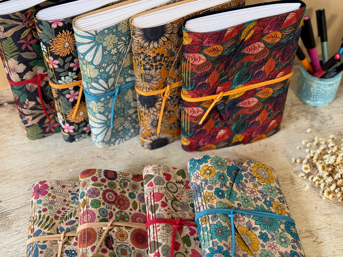 Choisissez votre motifs, la couleur du fil de reliure et le papier des pages pour personnaliser votre carnet d'écriture