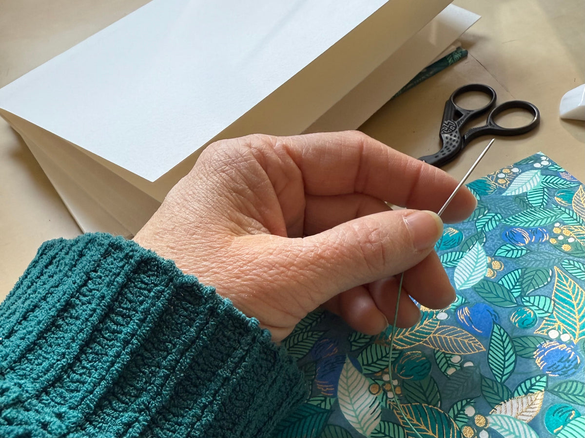 Gaëlle, artisane relieuse dans mon atelier à Sarzeau en Bretagne