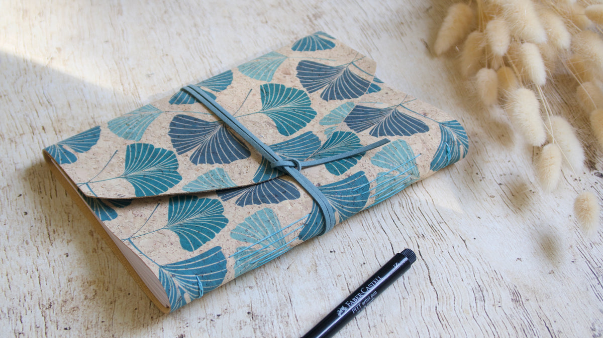 Détail du grain naturel et doux du liège sur la couverture du carnet Gingko