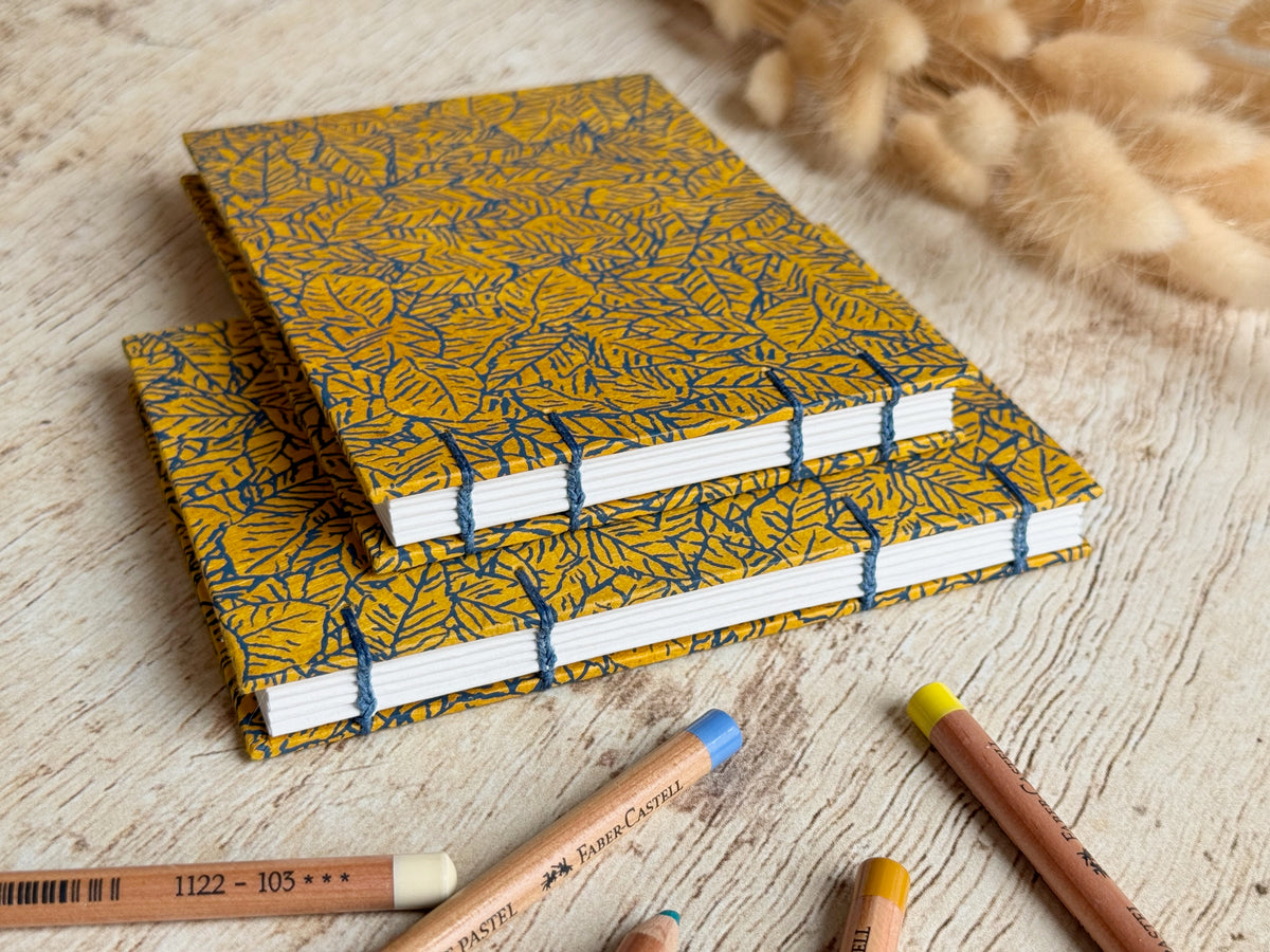 Détail du papier de croquis et de la reliure cousue main du carnet Feuillage jaune