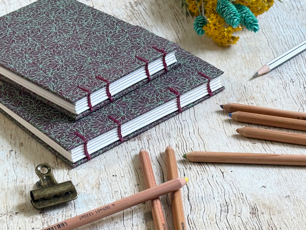 Détail du papier de croquis et de la reliure cousue main du carnet Jungle