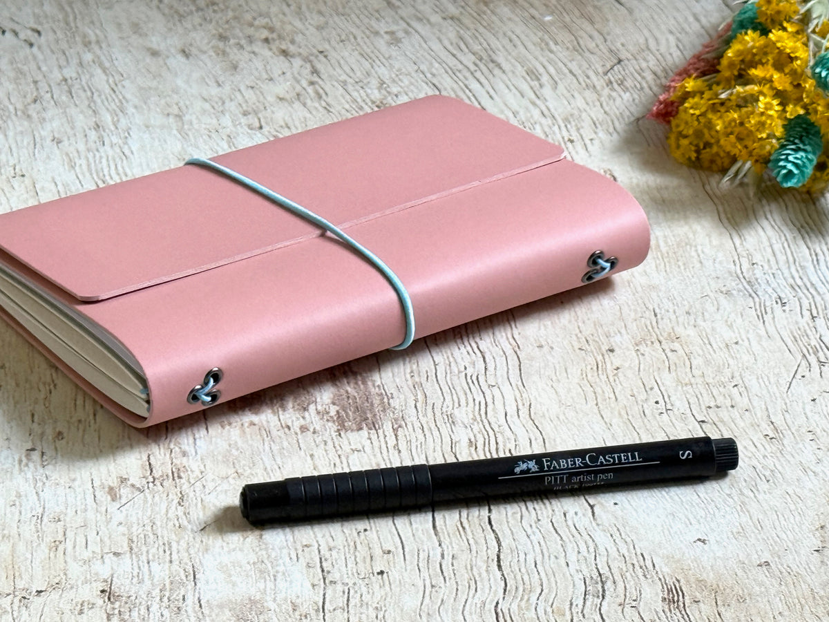 Système de reliure et changement de recharge pour carnet de notes