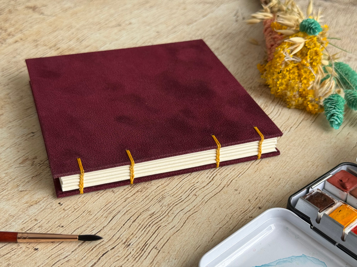 Reliure copte du carnet d'aquarelle carré couverture en simili velours bordeaux