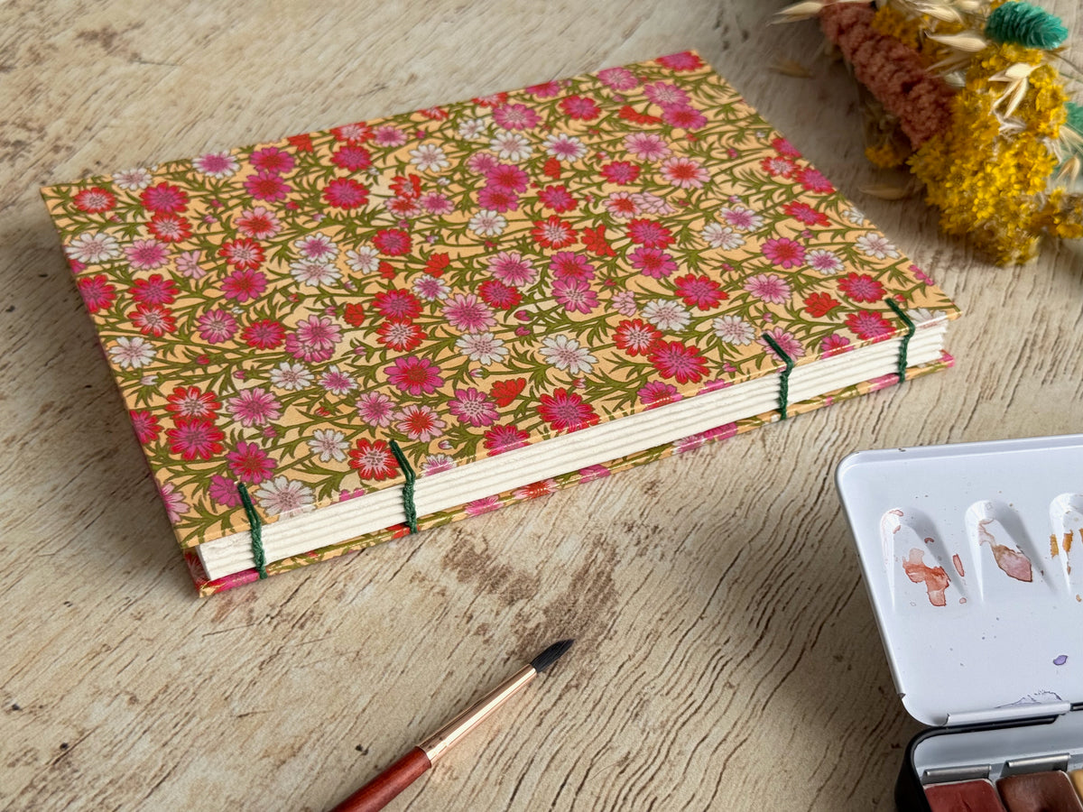 Reliure copte du carnet aquarelle fait main en Bretagne couverture en papier japonais motifs fleurs cosmos