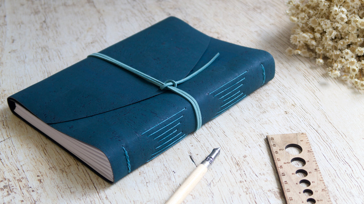 Détail du grain naturel du liège sur la couverture du carnet bleu foncé