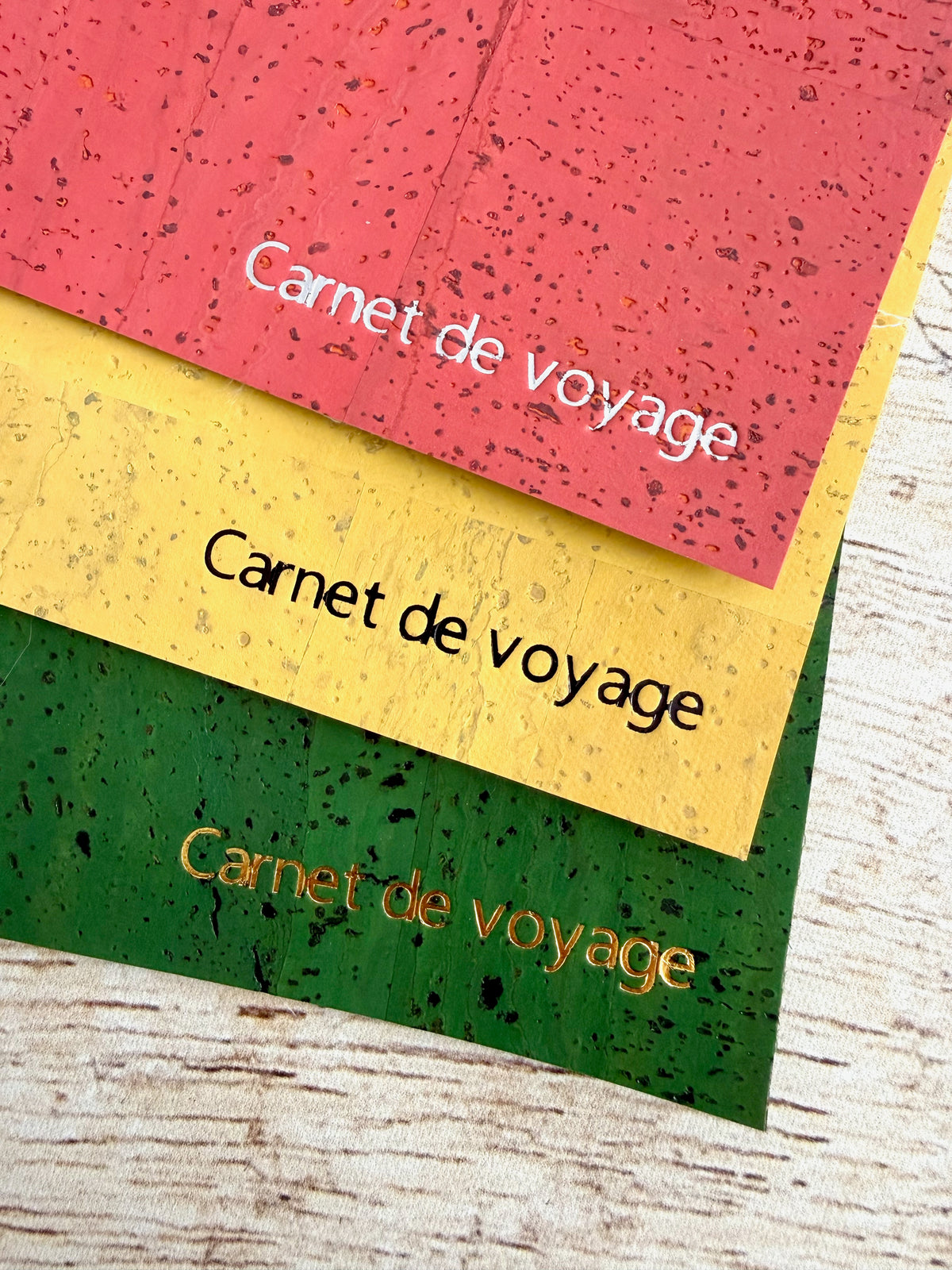 Titrage à chaud carnet de voyage en argenté, noir et doré sur trois couvertures en liège uni